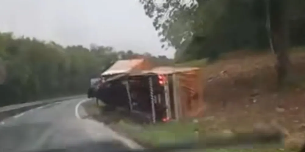 Momento que o caminhão tombou