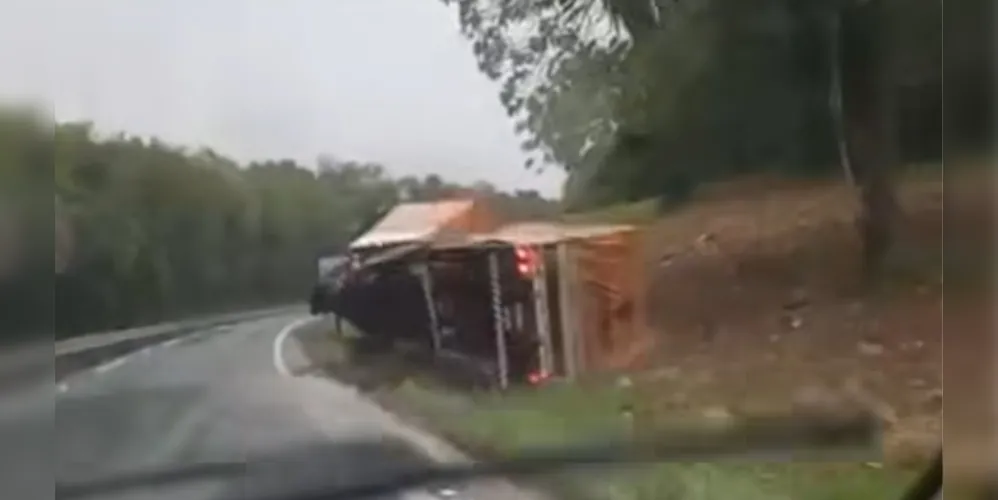 Momento que o caminhão tombou