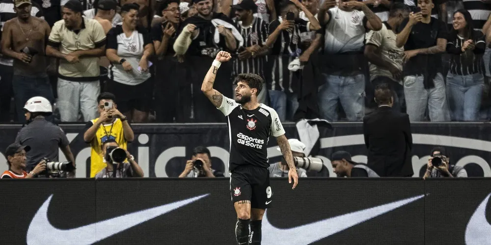 Yuri Alberto comemorando um gol