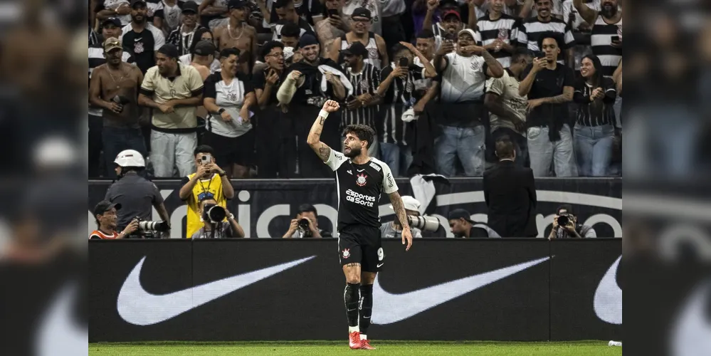 Yuri Alberto comemorando um gol