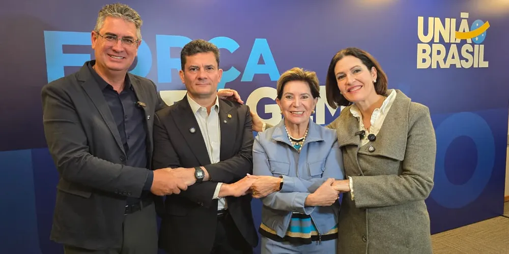 A prefeita de Ponta Grossa, Elizabeth Schmidt, e o presidente da Câmara Municipal, vereador Julio Kuller, estiveram presentes em Curitiba para prestigiar o ato de filiação da jornalista e pré-candidata ao Senado Federal, Cristina Graeml, ao União Brasil