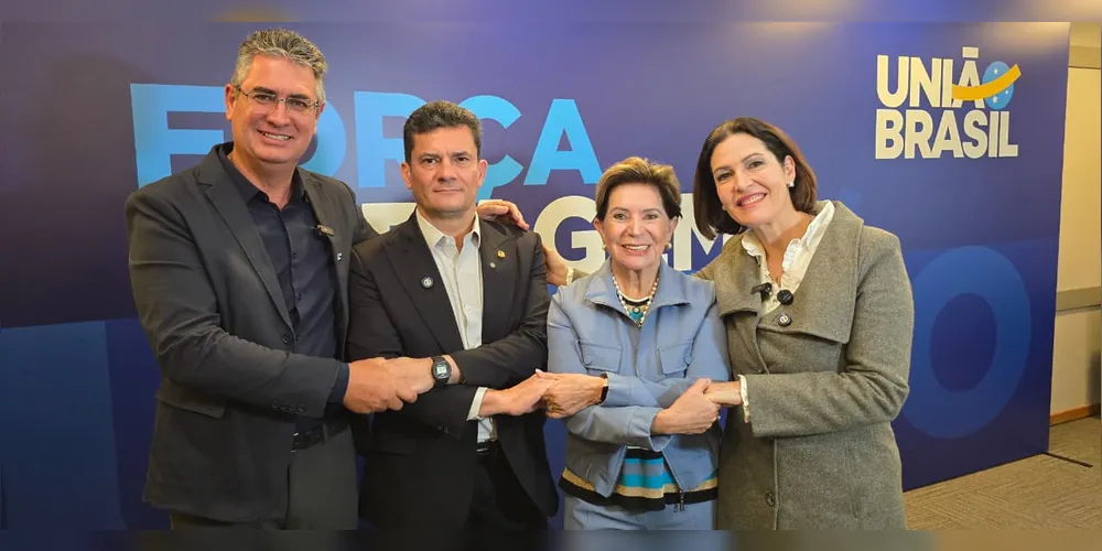 A prefeita de Ponta Grossa, Elizabeth Schmidt, e o presidente da Câmara Municipal, vereador Julio Kuller, estiveram presentes em Curitiba para prestigiar o ato de filiação da jornalista e pré-candidata ao Senado Federal, Cristina Graeml, ao União Brasil