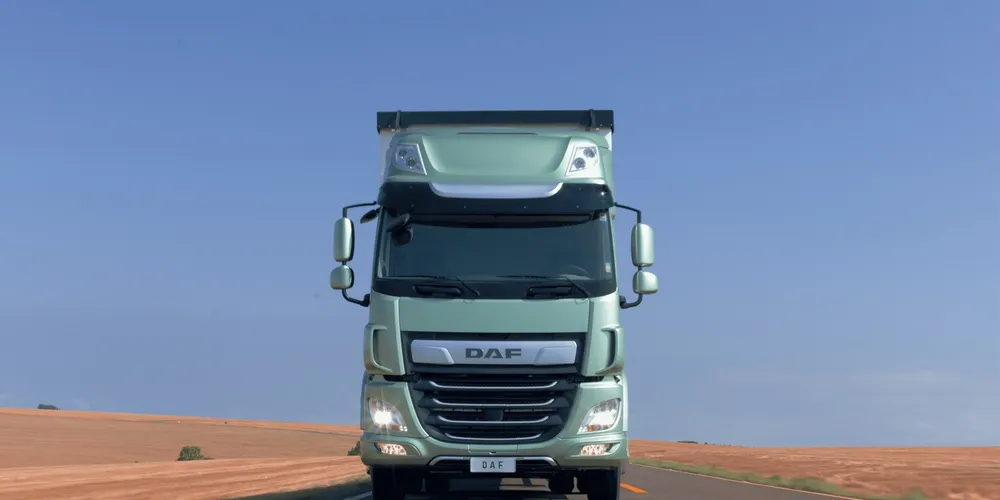 Recém-lançado DAF CF com motor PACCAR PX-9, exibido na configuração 4x2 e potência de 380cv será apresentado no evento