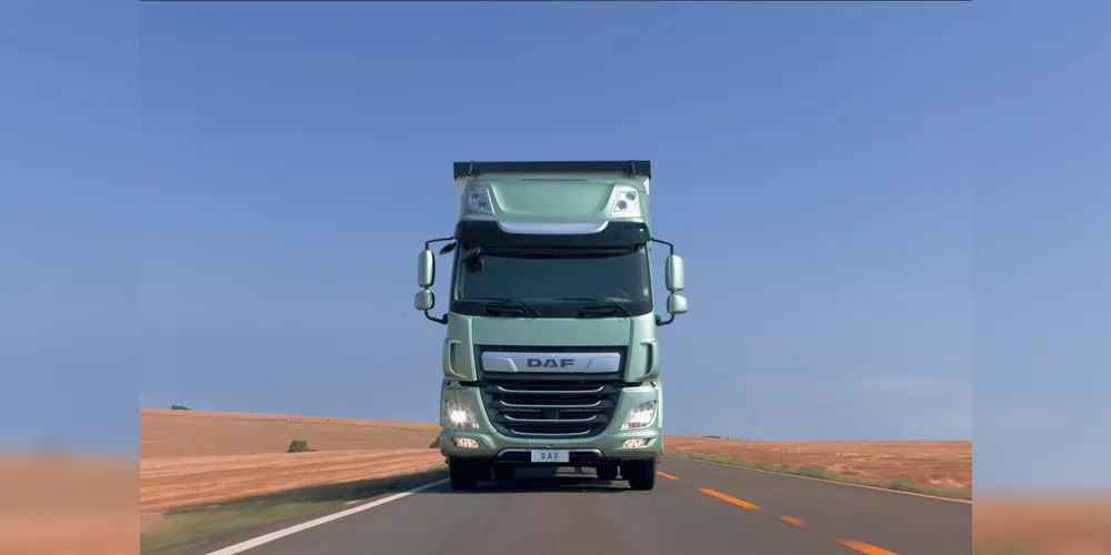 Recém-lançado DAF CF com motor PACCAR PX-9, exibido na configuração 4x2 e potência de 380cv será apresentado no evento