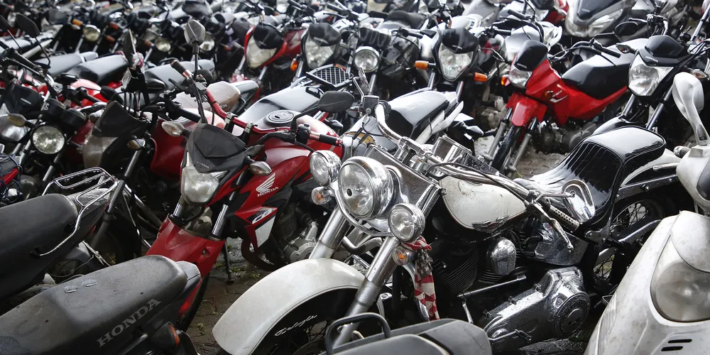 Detran-PR vai leiloar 148 veículos e 4,4 mil toneladas de materiais ferrosos na semana que vem.