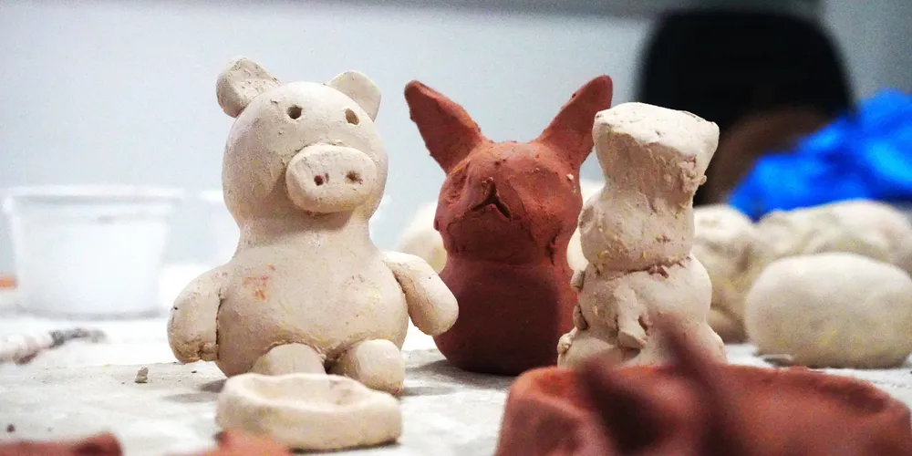 Durante as aulas, os alunos aprendem a modelar a argila e compreendem o processo que transforma o barro em arte