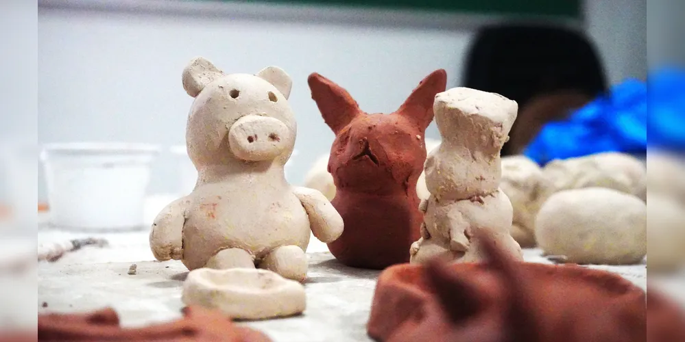 Durante as aulas, os alunos aprendem a modelar a argila e compreendem o processo que transforma o barro em arte