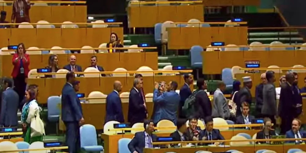 A delegação norte-americana destoou e se colocou ao lado de Netanyahu: além de ficarem no plenário, os americanos aplaudiram de pé o israelense