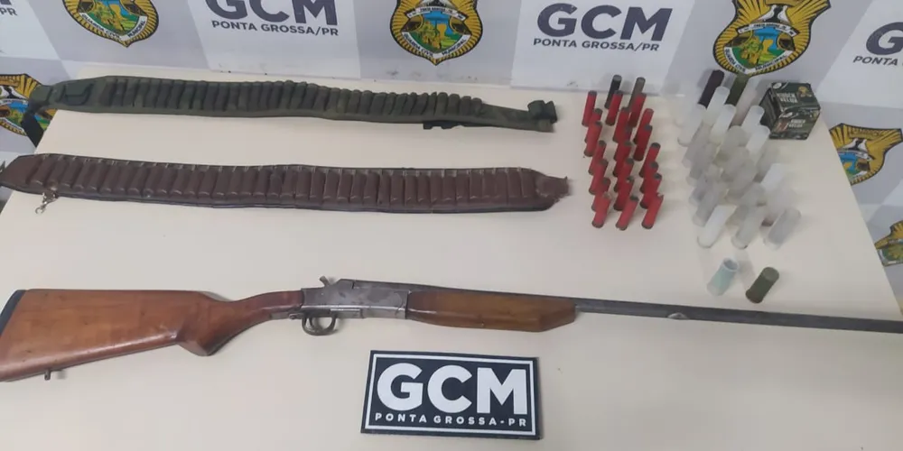 A mãe do rapaz, de forma espontânea e voluntária, e na presença da conselheira tutelar, autorizou e convidou a equipe a realizar uma varredura no imóvel