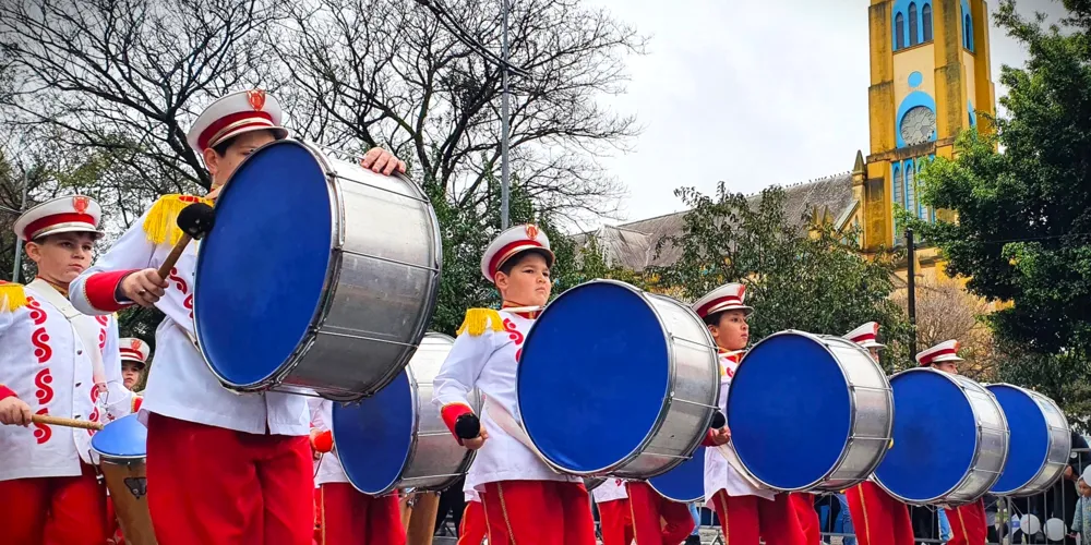 Oitenta e oito entidades desfilarão no Centro de Ponta Grossa