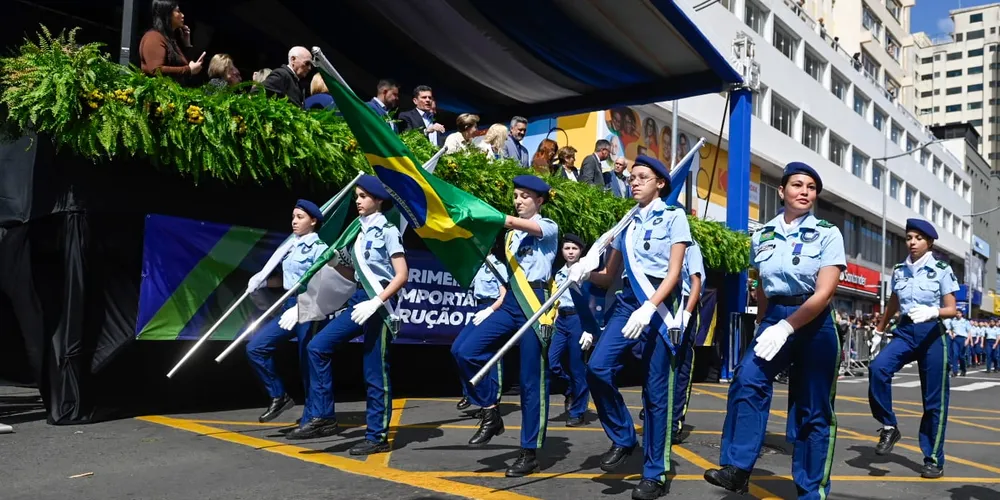 Desfile em celebração aos 202 anos de Ponta Grossa foi marcado por momentos de respeito e homenagem à cidade.