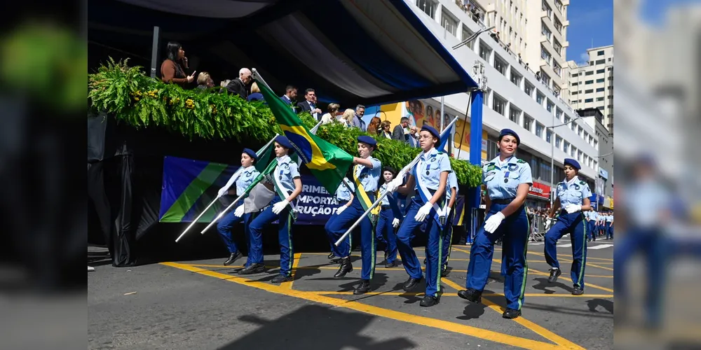 Desfile em celebração aos 202 anos de Ponta Grossa foi marcado por momentos de respeito e homenagem à cidade.