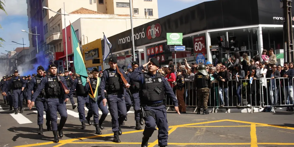 É importante que a população não deixe veículos estacionados na noite deste sábado (6) nas respectivas ruas que serão bloqueadas