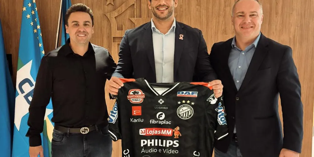 Da esquerda para a direita: Rodrigo Sautchuk, diretor-geral do Operário; Samir Xaud, presidente da CBF; e Hélio Cury Filho, presidente da FPF