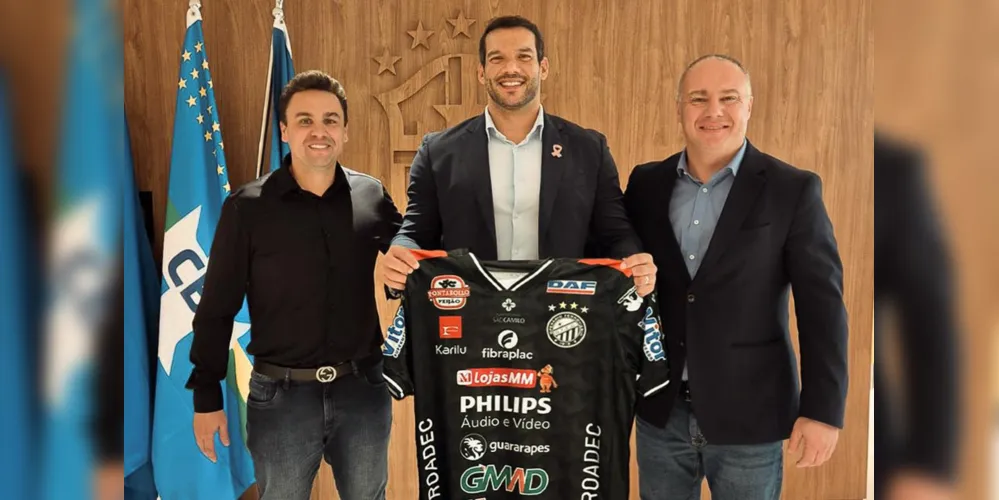 Da esquerda para a direita: Rodrigo Sautchuk, diretor-geral do Operário; Samir Xaud, presidente da CBF; e Hélio Cury Filho, presidente da FPF