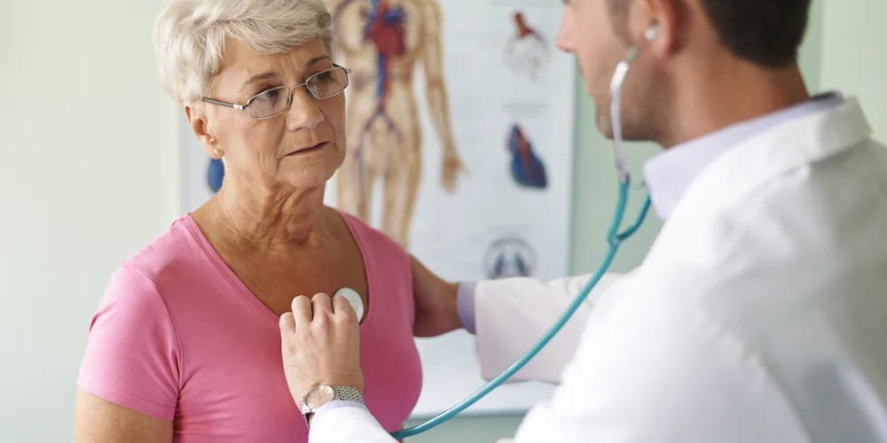 Para reduzir riscos, o médico recomenda hábitos saudáveis, como ter uma alimentação equilibrada e praticar exercícios físicos