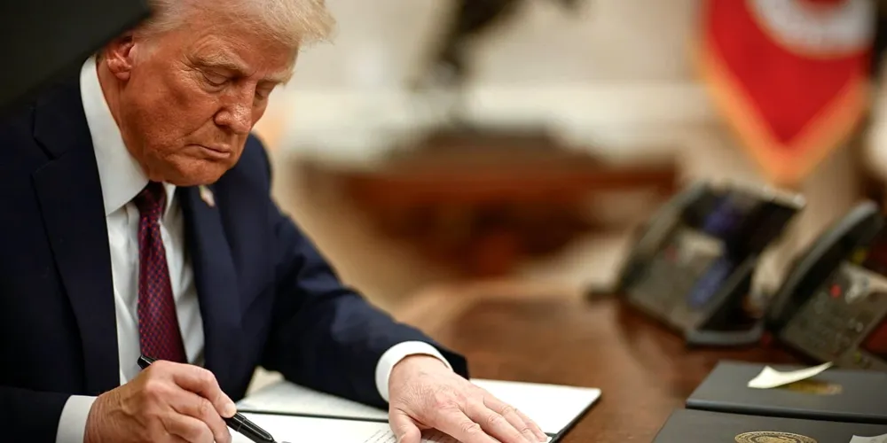 Donald Trump assinou o decreto de mudança nesta sexta-feira (5)