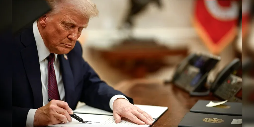 Donald Trump assinou o decreto de mudança nesta sexta-feira (5)