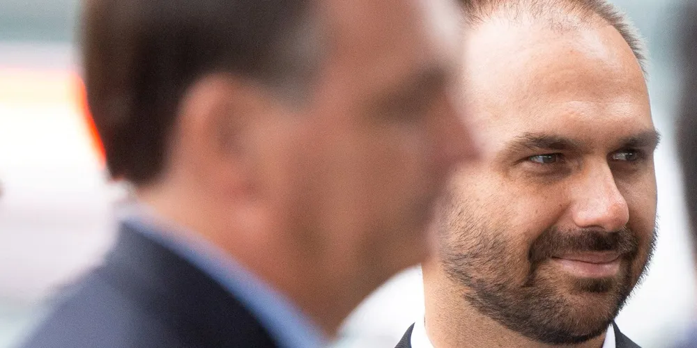 Deputado federal Eduardo Bolsonaro e o ex-presidente, Jair Bolsonaro