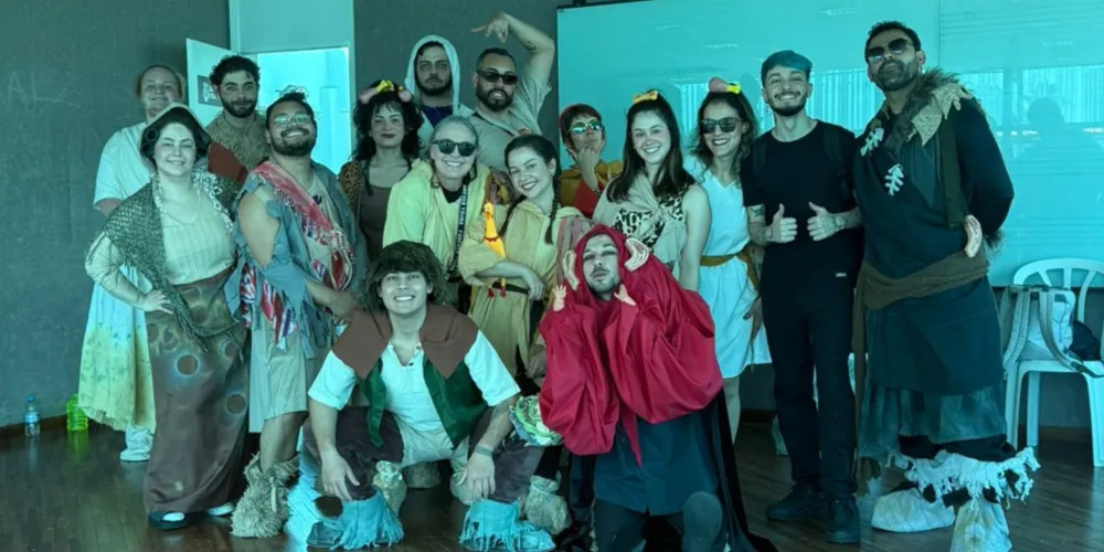 O elenco, formado neste ano, conta com 15 atores, 4 técnicos e a direção