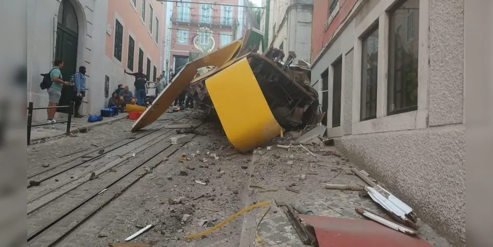 Socorristas do corpo de bombeiras de Lisboa e da Polícia de Segurança Pública estão no local