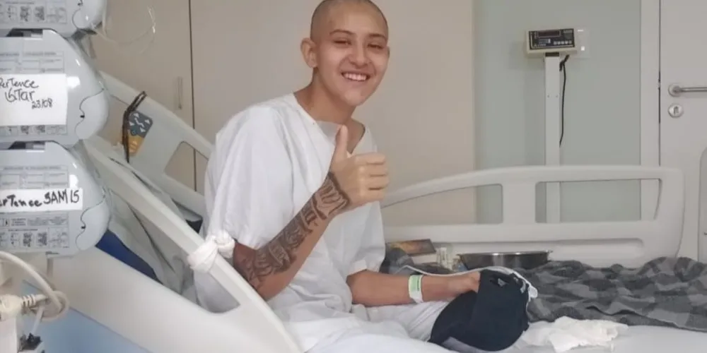 Emanueli Linzing Viana, de 16 anos, fez o transplante de medula óssea e deve retornar para Ponta Grossa com sua mãe