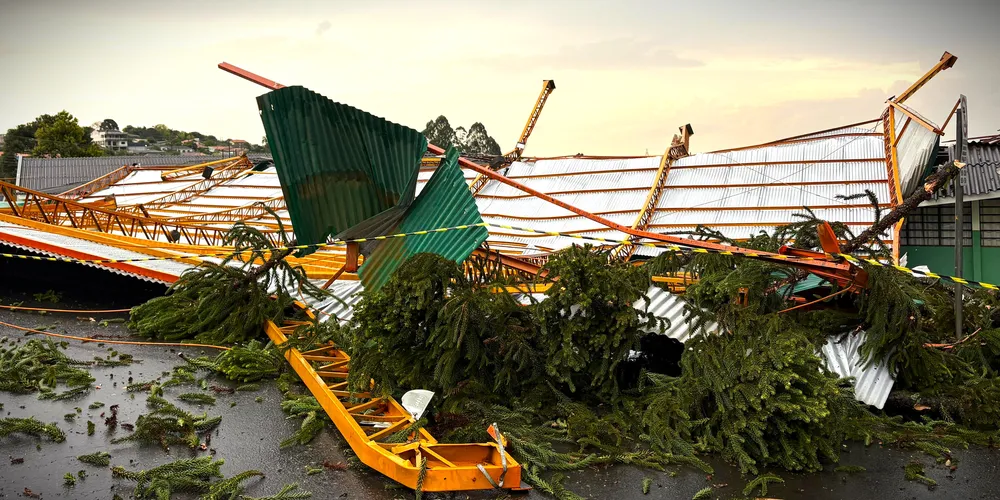 Teto do ginásio desabou com a forte chuva que atingiu Ponta Grossa