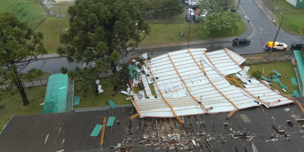Imagem revela estado em que o ginásio da Escola Municipal Dr. José Pinto se encontra no momento