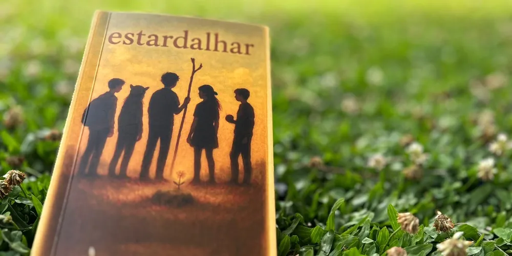 Com uma prosa sensorial e poética, Estardalhar é um romance sobre amizade, dor e a beleza que resiste mesmo quando tudo parece se desfazer