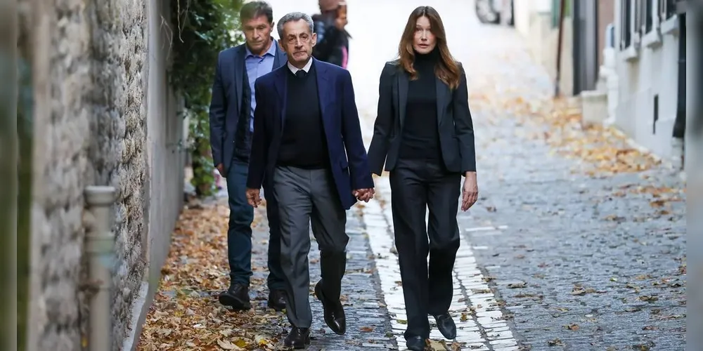 Ex-presidente francês Nicolas Sarkozy acompanhado de sua esposa, a modelo e cantora Carla Bruni