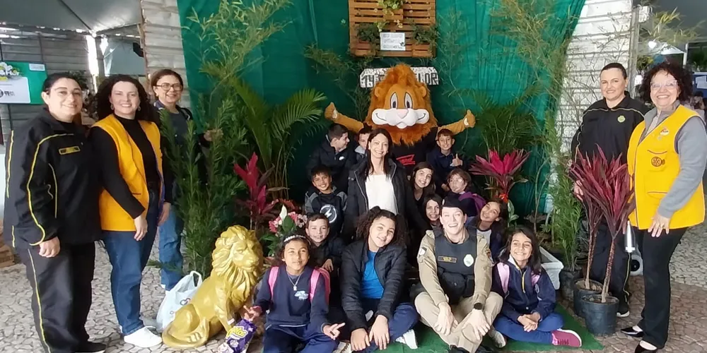 Estudantes que participam das atividades na Expo&Flor recebem uma planta para casa.