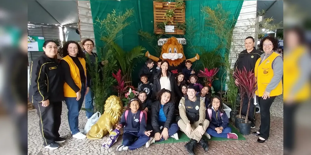 Estudantes que participam das atividades na Expo&Flor recebem uma planta para casa.