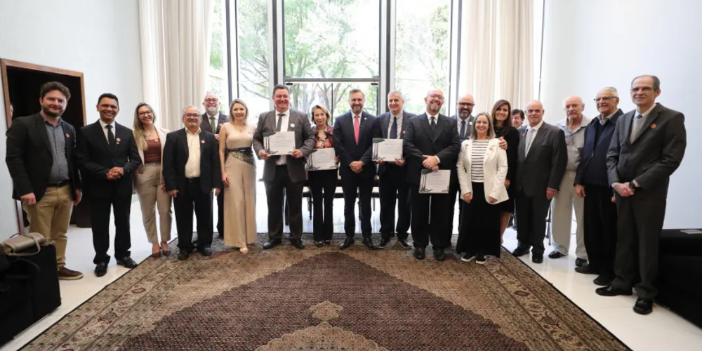 Homenagem aconteceu na manhã desta terça (18), no Salão Nobre da Alep