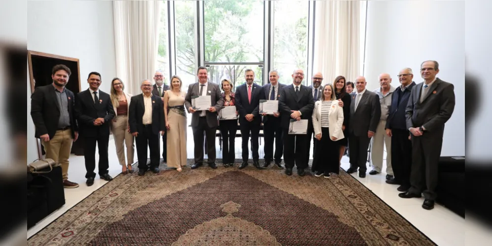 Homenagem aconteceu na manhã desta terça (18), no Salão Nobre da Alep