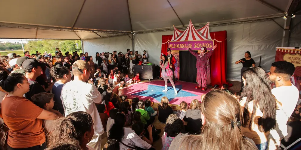 O espetáculo reúne o Palhaço Picolé, a Bailarina e Don Sebastian