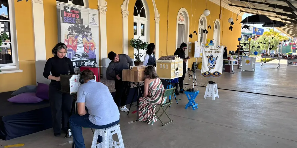 Criado no Brasil em 1989, o teatro lambe-lambe é uma linguagem cênica marcada pelo formato intimista