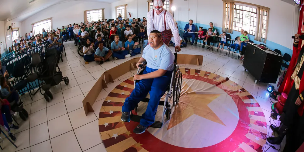 Foram 22 apresentações circenses gratuitas e 11 oficinas de circo, todas adaptadas de forma lúdica e interativa para o público com deficiência