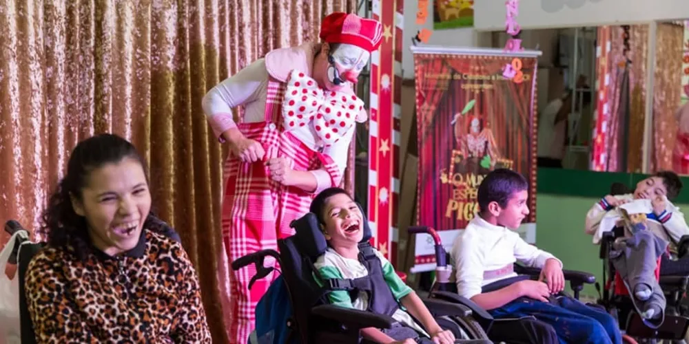 Apresentação tem proposta acessível, lúdica e interativa com adaptações para o público.