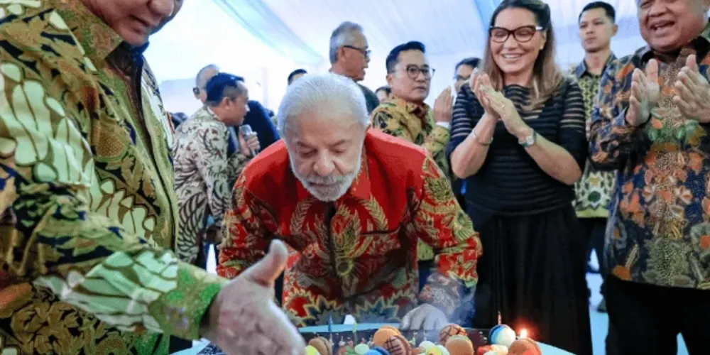 Presidente Lula assoprando as velas de seu bolo de aniversário