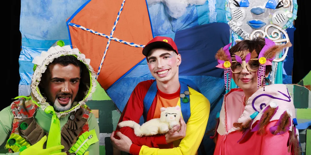 O elenco é formado pelos atores Vinicius Alexandre, Diego Enrique e Guerra Figueiredo