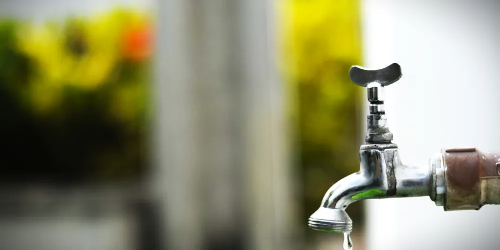 Além da falta de água, poderão ocorrer oscilações de pressão em torneiras, por exemplo