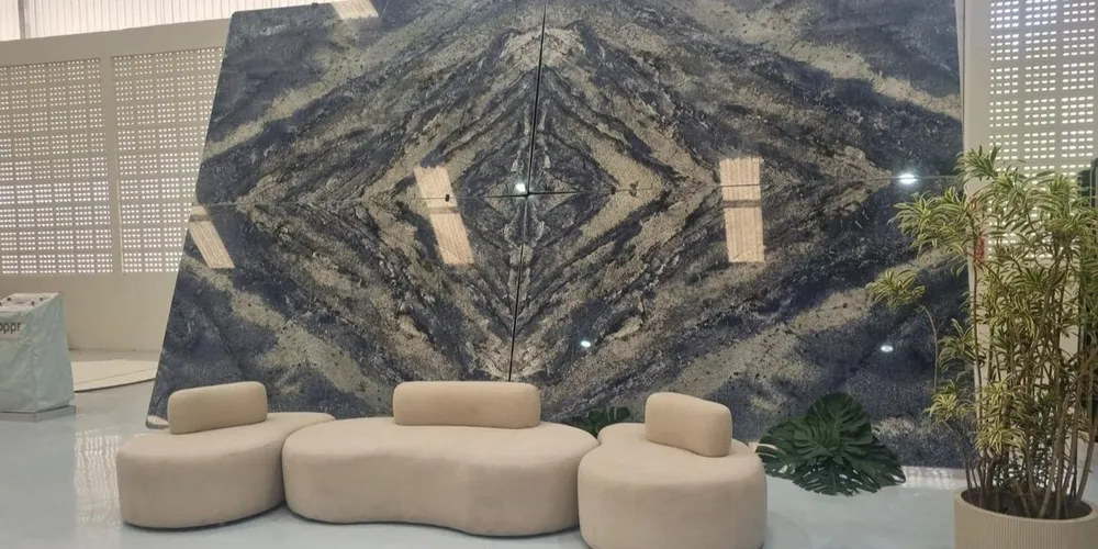 Rocha em exposição durante feira