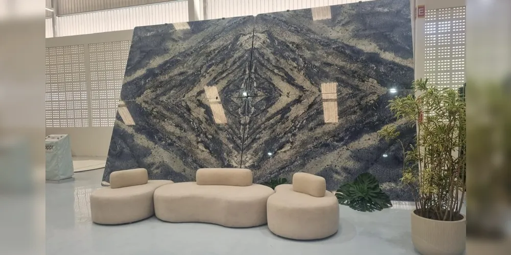 Rocha em exposição durante feira
