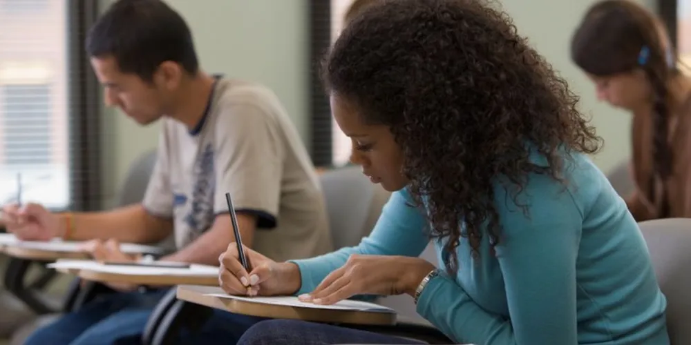 De acordo com o edital do Fies 2025, 50% das vagas remanescentes serão reservadas para os candidatos com renda familiar por pessoa de até meio salário mínimo, inscritos no CadÚnico