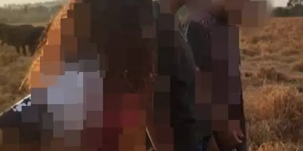 O namorado da adolescente e outros três jovens participaram do ato.