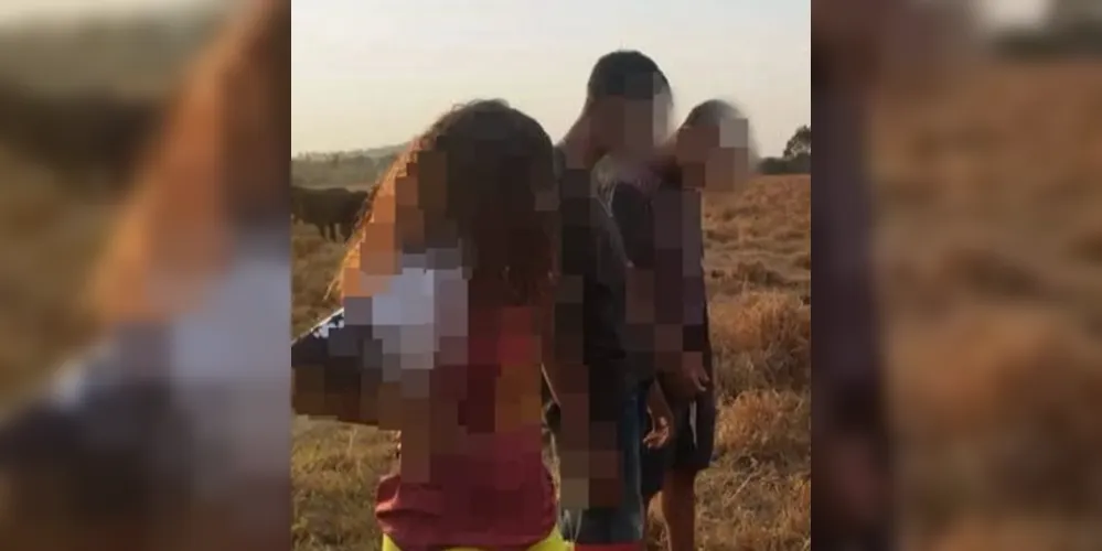 O namorado da adolescente e outros três jovens participaram do ato.