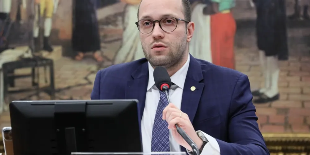 Filipe Barros (PL) é amigo pessoal de Eduardo Bolsonaro (PL-SP).