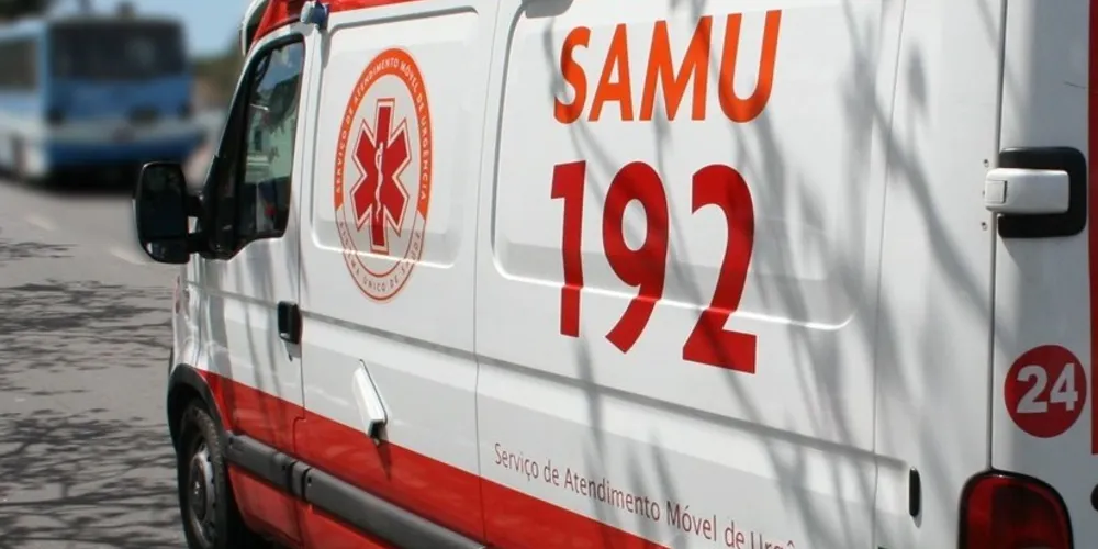 A vítima foi encaminhada para o hospital por uma ambulância do Samu