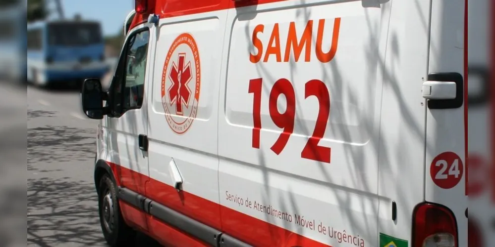 A vítima foi encaminhada para o hospital por uma ambulância do Samu