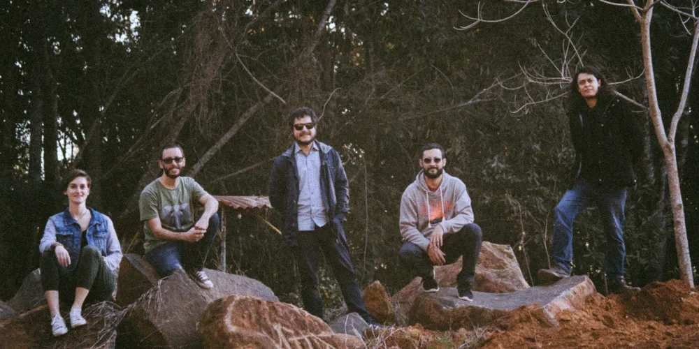 O repertório traz músicas do álbum Ovo (2020) e singles lançados posteriormente